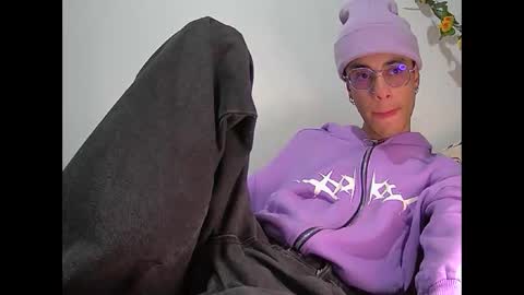 Snapshot of militoveruss2 chatting on March 8, 4:27 am militoveruss2 online show from March 8, 4:27 am