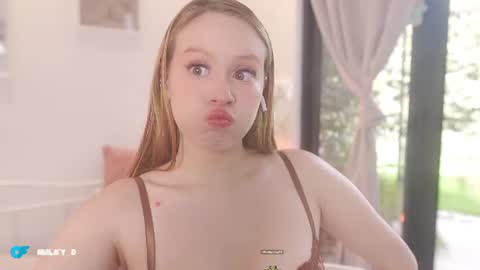 Snapshot of milky_0 chatting on July 17, 7:08 pm milky_0 online show from July 17, 7:08 pm