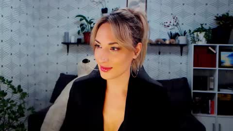 MillaXQueen online show from November 30, 2:43 pm