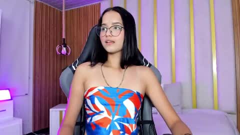 Snapshot of milleamours_ chatting on June 1, 10:28 am MILLE online show from June 1, 10:28 am