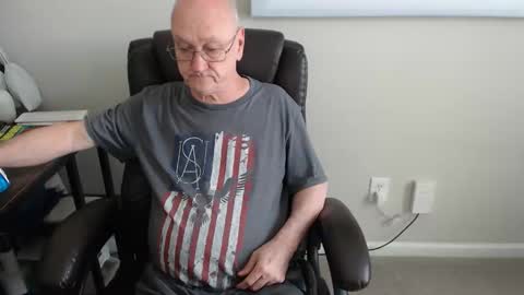 Snapshot of millenium0129 chatting on May 19, 4:02 pm millenium0129 online show from May 19, 4:02 pm