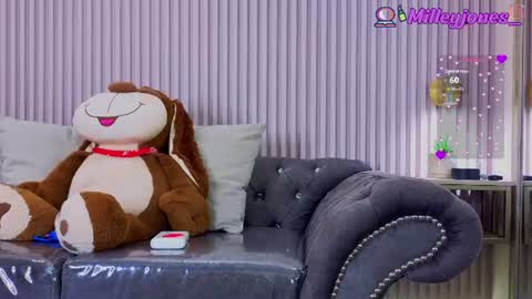 Snapshot of milleyjones_ chatting on June 17, 11:56 am milleyjones_ online show from June 17, 11:56 am