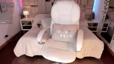 Snapshot of milly_white chatting on May 26, 10:50 pm Milena online show from May 26, 10:50 pm