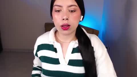 Snapshot of millyx_ chatting on June 19, 9:40 pm Emily online show from June 19, 9:40 pm