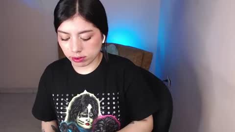 Snapshot of millyx_ chatting on July 9, 11:20 pm Emily online show from July 9, 11:20 pm