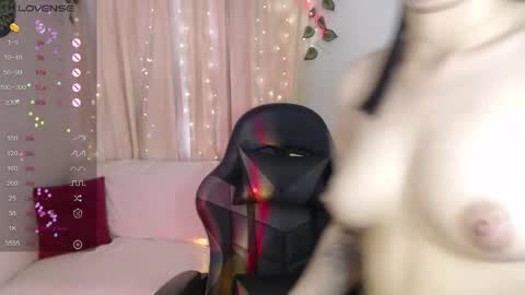 Snapshot of mily_thomson_b chatting on May 8, 10:04 pm Mily online show from May 8, 10:04 pm
