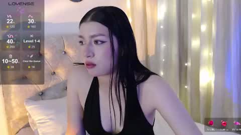 Snapshot of mily_thomson_b chatting on June 22, 12:45 am Mily online show from June 22, 12:45 am