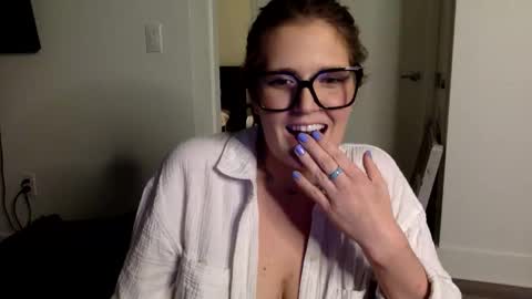 Snapshot of mindymounds chatting on May 19, 1:56 am Mindy online show from May 19, 1:56 am