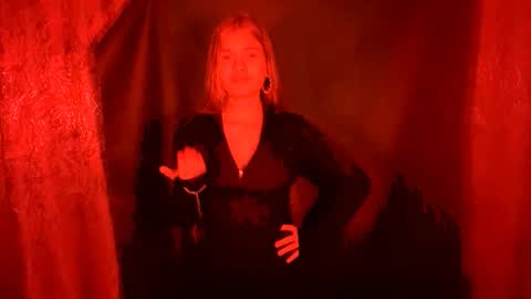 Snapshot of minforbush chatting on December 1, 9:42 pm Amelia online show from December 1, 9:42 pm