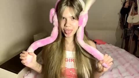 Snapshot of minforbush chatting on December 2, 8:37 pm Amelia online show from December 2, 8:37 pm