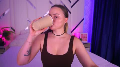 minifox_ online show from November 11, 8:03 am