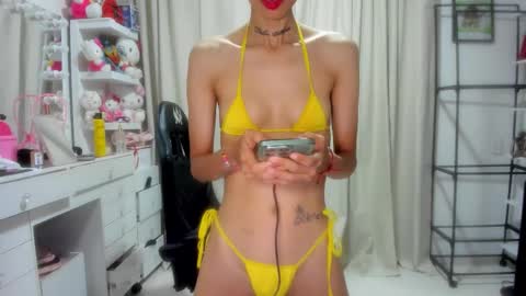 Snapshot of minilolyi chatting on December 4, 8:28 pm Loly online show from December 4, 8:28 pm