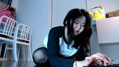 Minji online show from April 24, 1:24 pm