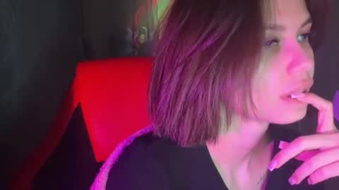 Snapshot of miralapics chatting on April 6, 9:49 pm MiraLaPics online show from April 6, 9:49 pm