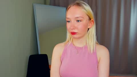 Snapshot of mirtachebret chatting on November 1, 6:04 am Lucy online show from November 1, 6:04 am