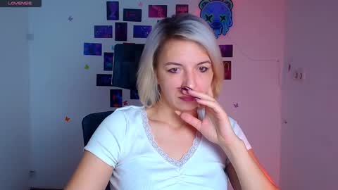 Snapshot of mishelle_blondie chatting on November 30, 7:45 am Mishelle online show from November 30, 7:45 am