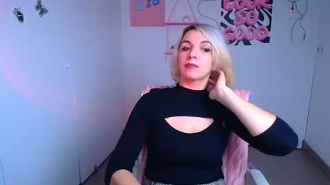 Snapshot of mishelle_blondie chatting on December 2, 12:21 pm Mishelle online show from December 2, 12:21 pm