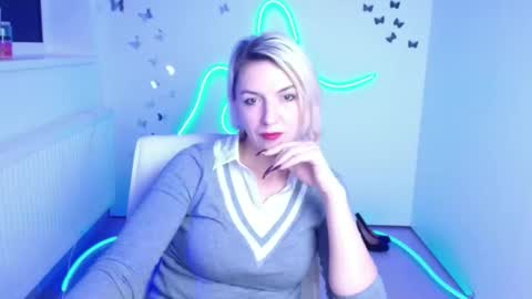 Snapshot of mishelle_blondie chatting on December 4, 9:12 pm Mishelle online show from December 4, 9:12 pm