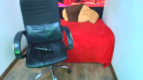 Snapshot of mishka__ chatting on January 25, 9:04 am Mishka online show from January 25, 9:04 am