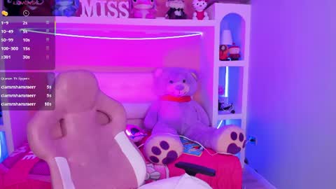 Snapshot of miss___megan chatting on June 25, 6:18 am Megan online show from June 25, 6:18 am