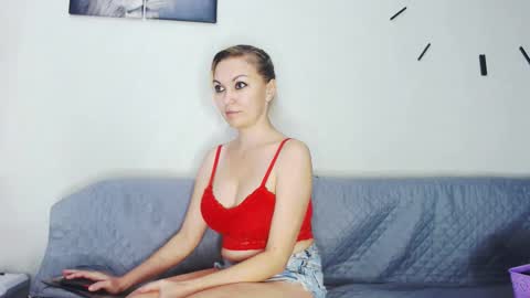 Snapshot of miss_blonde1 chatting on May 5, 6:54 am miss_blonde1 online show from May 5, 6:54 am