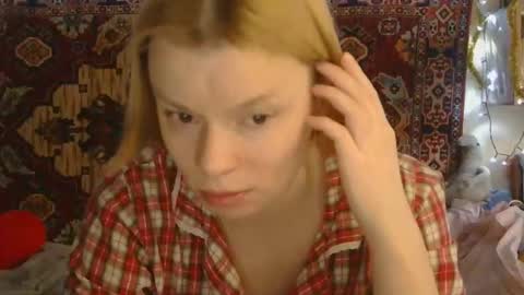 Snapshot of miss_elistia_ chatting on December 4, 10:13 am Elis online show from December 4, 10:13 am