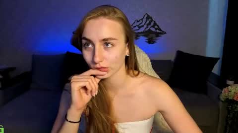 Snapshot of miss_emily19 chatting on June 20, 8:39 am Emily online show from June 20, 8:39 am