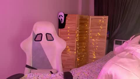 Snapshot of miss_mia_meow chatting on October 26, 5:46 am Mamma Mia online show from October 26, 5:46 am