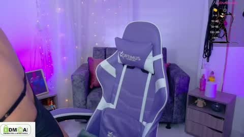 Snapshot of miss_scarllet chatting on May 15, 1:18 pm 100 thumbs up online show from May 15, 1:18 pm