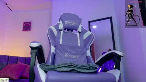 Snapshot of miss_scarllet chatting on June 12, 1:10 pm 100 thumbs up online show from June 12, 1:10 pm