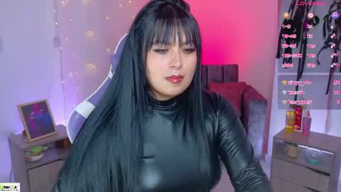 Snapshot of miss_scarllet chatting on July 28, 3:21 pm 100 thumbs up online show from July 28, 3:21 pm