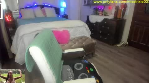 Snapshot of miss_trixie chatting on May 21, 8:05 pm Trixie007 online show from May 21, 8:05 pm