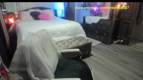 Snapshot of miss_trixie chatting on June 13, 4:05 pm Trixie007 online show from June 13, 4:05 pm
