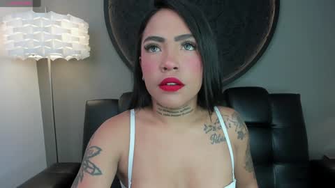 Snapshot of miss_vaiolette chatting on December 19, 11:07 am Vaiolette online show from December 19, 11:07 am