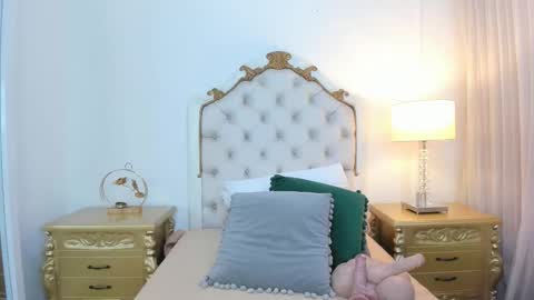 Snapshot of miss_vivienne chatting on December 4, 3:05 am miss vivienne online show from December 4, 3:05 am