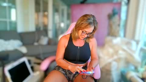 Snapshot of missbehavinxoxo chatting on October 22, 12:16 pm MissBehavinxoxo online show from October 22, 12:16 pm