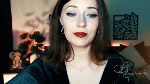 The divine Beverly online show from February 8, 8:32 pm