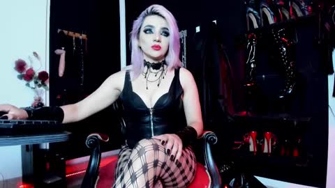 Snapshot of missdarklady chatting on February 27, 11:15 pm Missdarklady online show from February 27, 11:15 pm