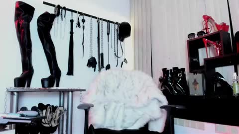 Missdarklady online show from May 1, 12:37 am