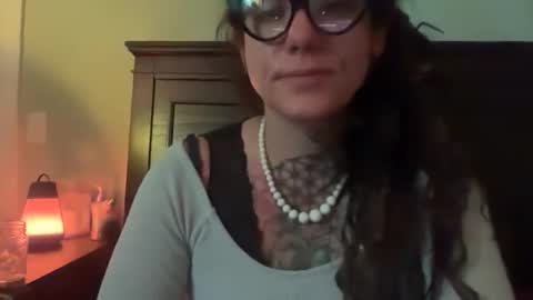 Snapshot of misshoneybadger333 chatting on October 21, 2:01 am misshoneybadger333 online show from October 21, 2:01 am