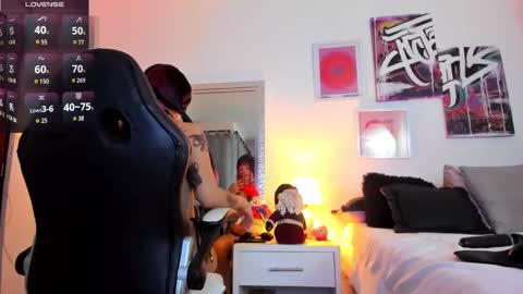 Snapshot of misshuntt3rs chatting on December 18, 2:10 am Annie online show from December 18, 2:10 am