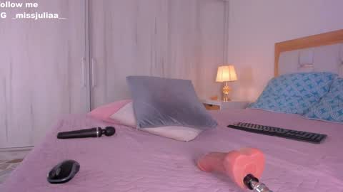 Snapshot of missjuliaa_ chatting on December 12, 6:57 am A N N Y online show from December 12, 6:57 am