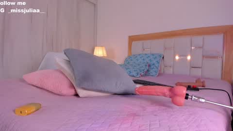 Snapshot of missjuliaa_ chatting on December 12, 10:02 am A N N Y online show from December 12, 10:02 am