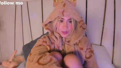 Snapshot of missjuliaa_ chatting on December 19, 11:50 am A N N Y online show from December 19, 11:50 am