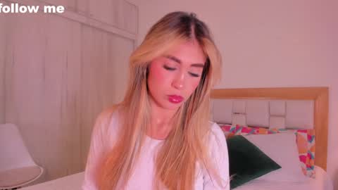 Snapshot of missjuliaa_ chatting on January 24, 3:11 am A N N Y online show from January 24, 3:11 am