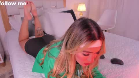 Snapshot of missjuliaa_ chatting on February 5, 3:13 am A N N Y online show from February 5, 3:13 am