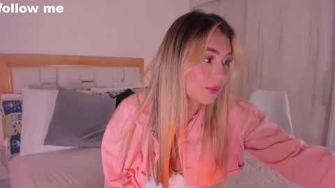 Snapshot of missjuliaa_ chatting on February 20, 3:34 am A N N Y online show from February 20, 3:34 am