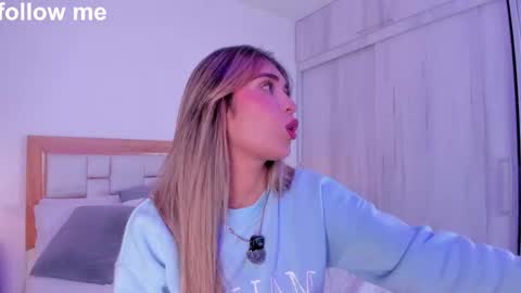 Snapshot of missjuliaa_ chatting on October 18, 3:09 am A N N Y online show from October 18, 3:09 am