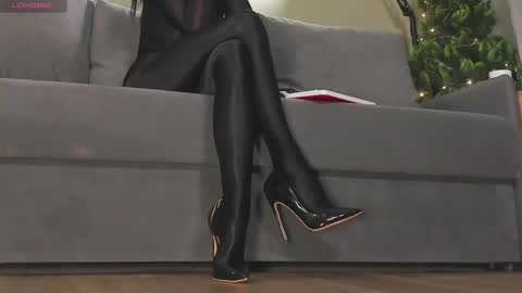 Snapshot of misslecter chatting on December 14, 12:27 am Goddess Margot online show from December 14, 12:27 am