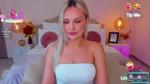 Snapshot of misslou_ chatting on May 18, 5:13 am Lou online show from May 18, 5:13 am